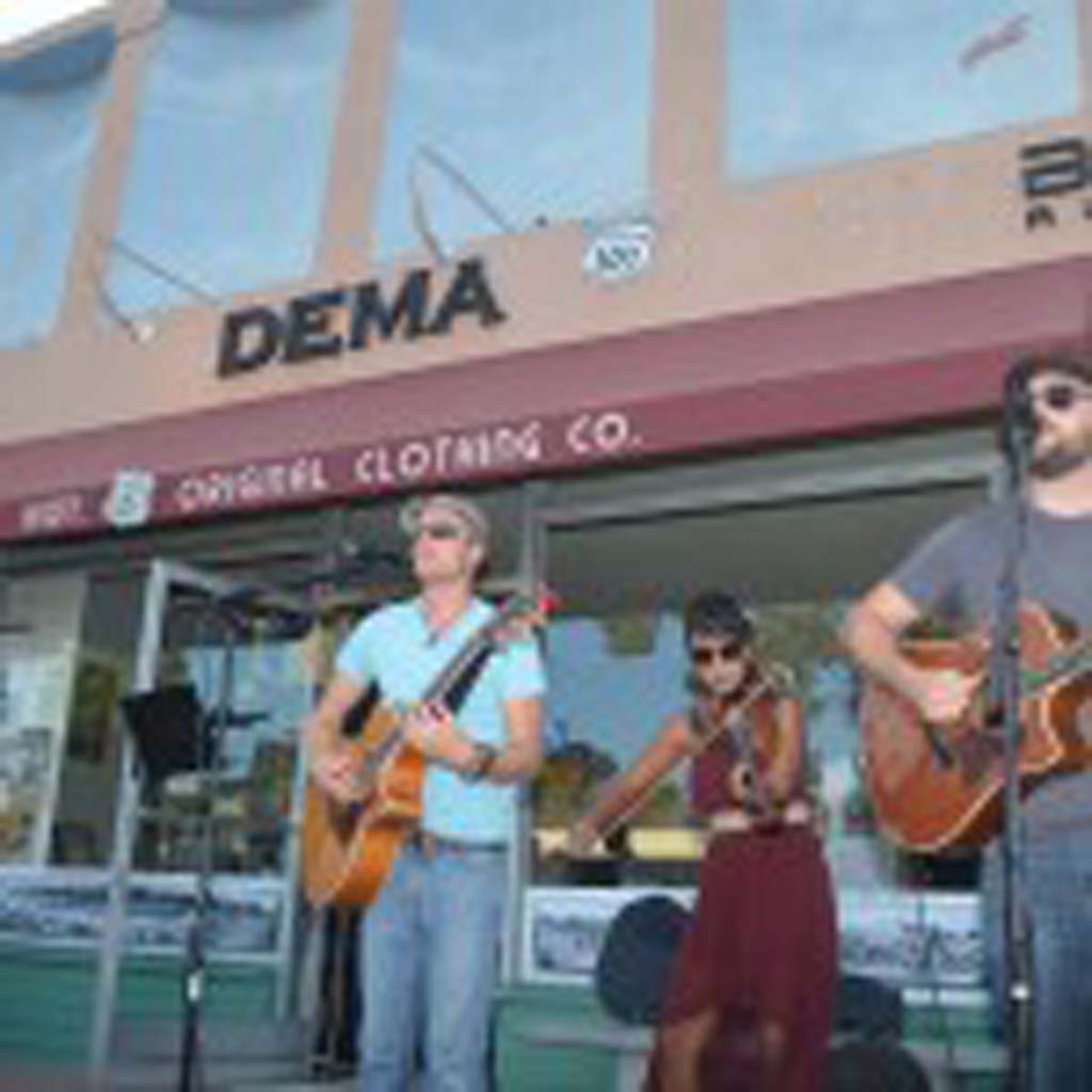 Rodello’s Machine performs out front of the DEMA office on Coast Highway 101. Photo by Tony Cagala