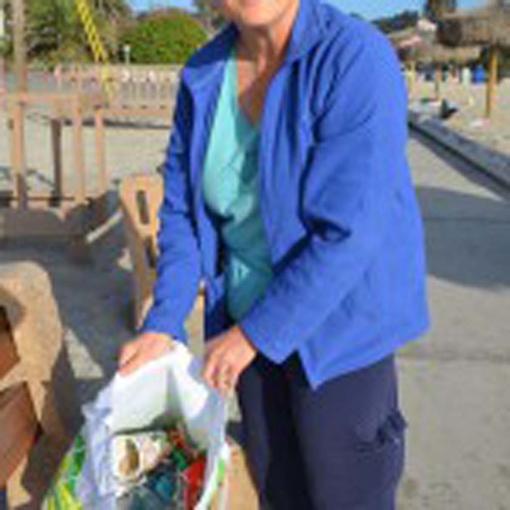 Encinitas Councilwoman Lisa Shaffer shows what 15 minutes of picking up trash at Moonlight Beach yields. Photo by Tony Cagala