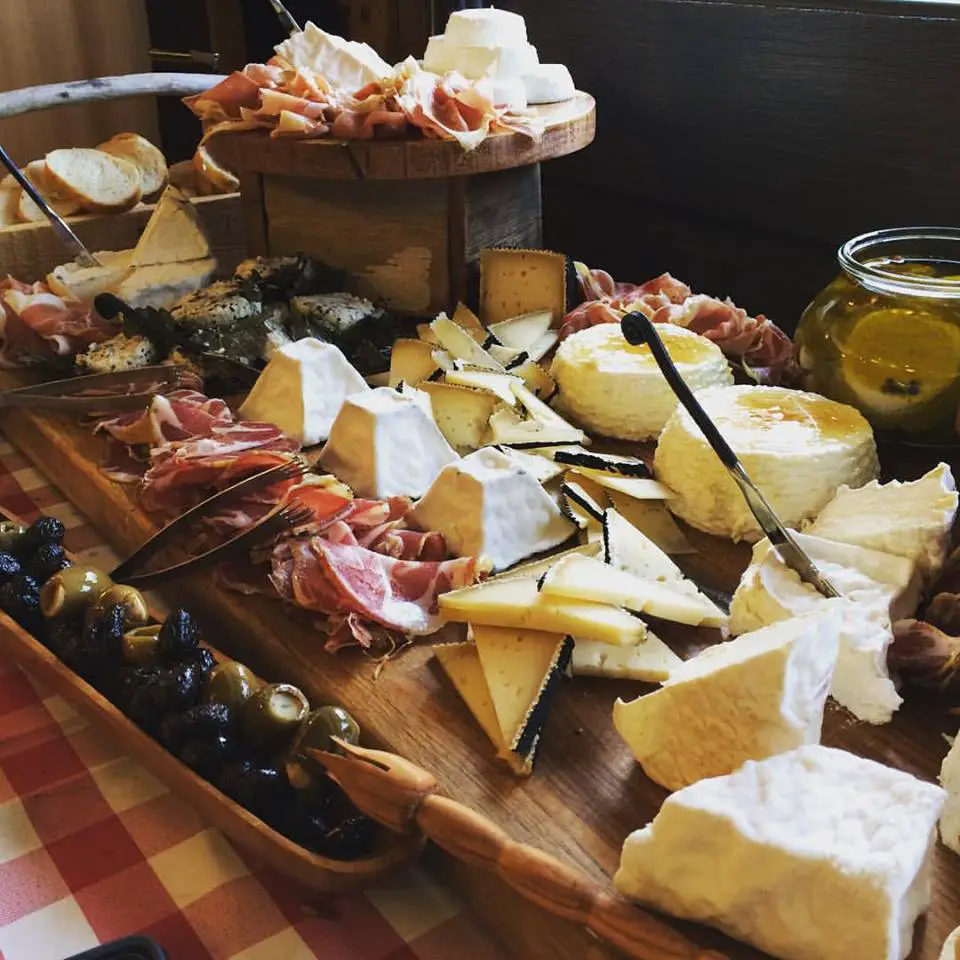 Cheese platter with a variety of different cheese and crackers
