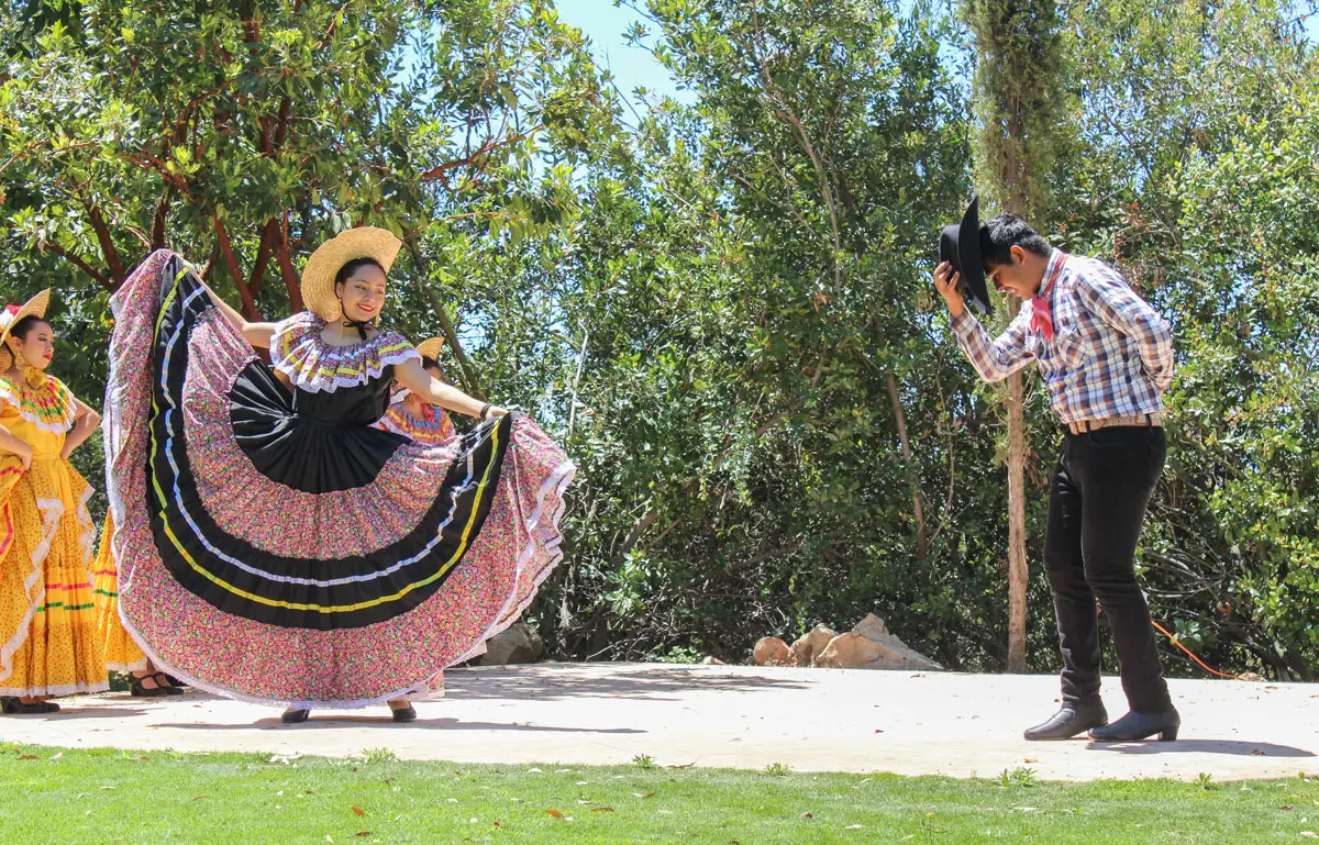 Folkloristische Tänzer der Rancho Buena Vista High School traten während der Feierlichkeiten zum Tag der Erde am 23. April im Botanischen Garten von Alta Vista auf.