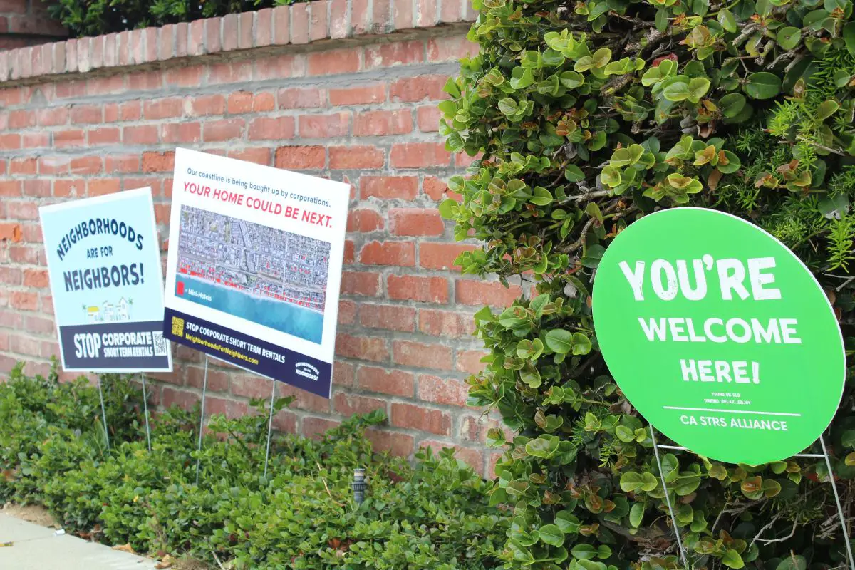 Two neighborhood groups at odds over short-term rentals in Oceanside’s coastal neighborhoods have stuck signs in response to one another throughout town. Photo by Samantha Nelson