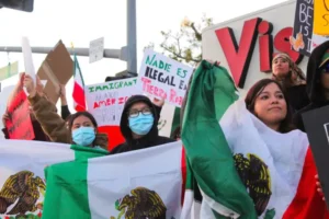 Una protesta contra el aumento de la aplicación de la ley por parte de ICE y las deportaciones el 29 de enero en Escondido. Foto por Samantha Nelson.