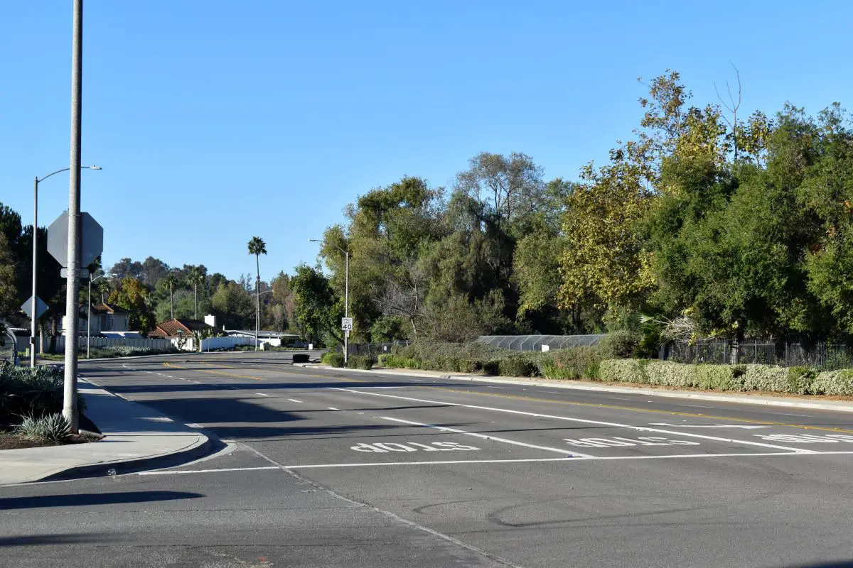 The four-lane portion of Rincon Avenue starts at the intersection of Rincon and Ash Street heading west toward North Broadway Avenue. Photo by Samantha Nelson