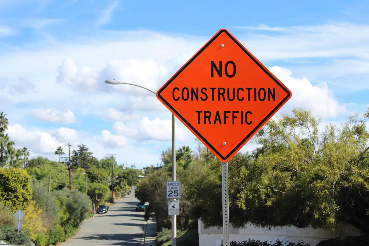 A new sign warning against construction traffic near the intersection of Clark Avenue and Puebla Street in Leucadia. Photo by Jordan P. Ingram