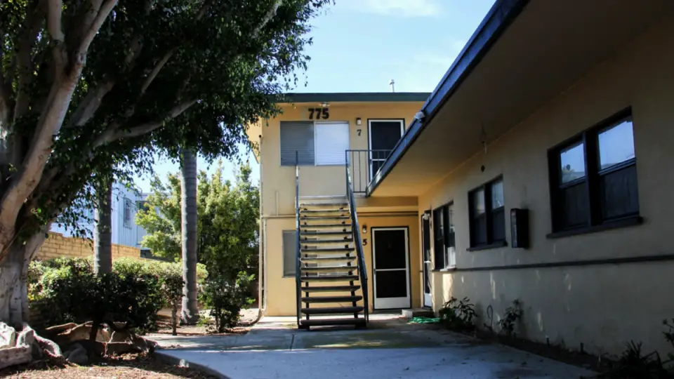 The existing apartment complex and commercial structures along Roosevelt Street in Carlsbad Village would be demolished and replaced with a four-story mixed-use building. Photo by Jordan P. Ingram