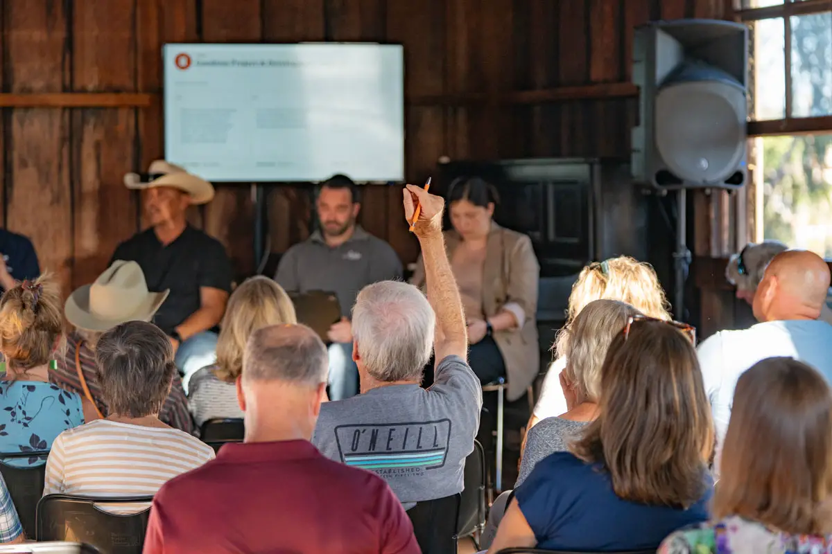 REsidents ask questions related to traffic safety and development during a Town Hall meeting on July 22 in Olivenhain. Photo by Tanya Perez