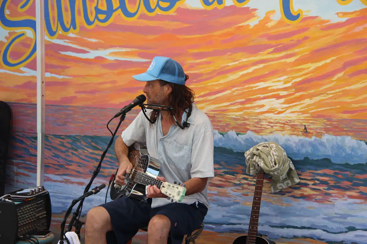 A musician performs on Aug. 30 during the 20th annual LeucadiART Walk. Photo by Cameron Adams
