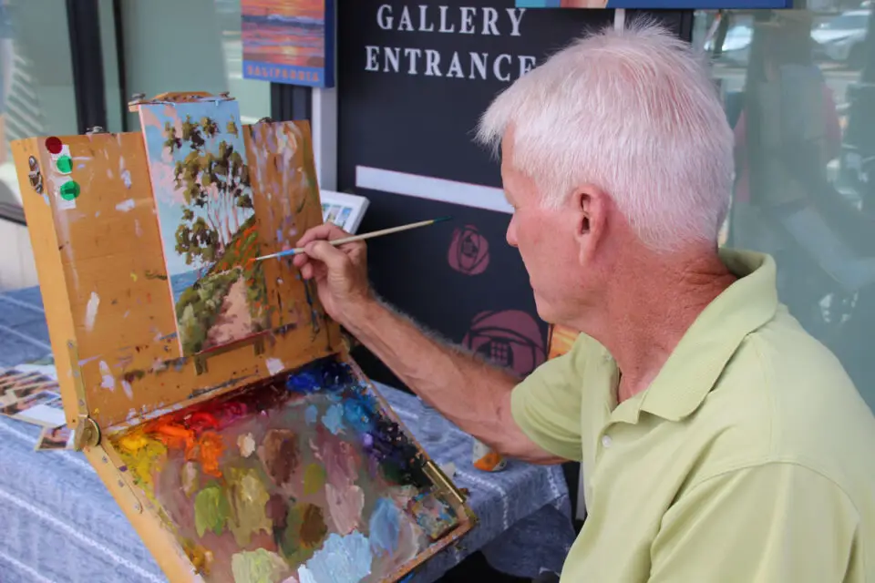 Jim McConlogue paints a coastal scene at LeucadiART Walk. Photo by Cameron Adams