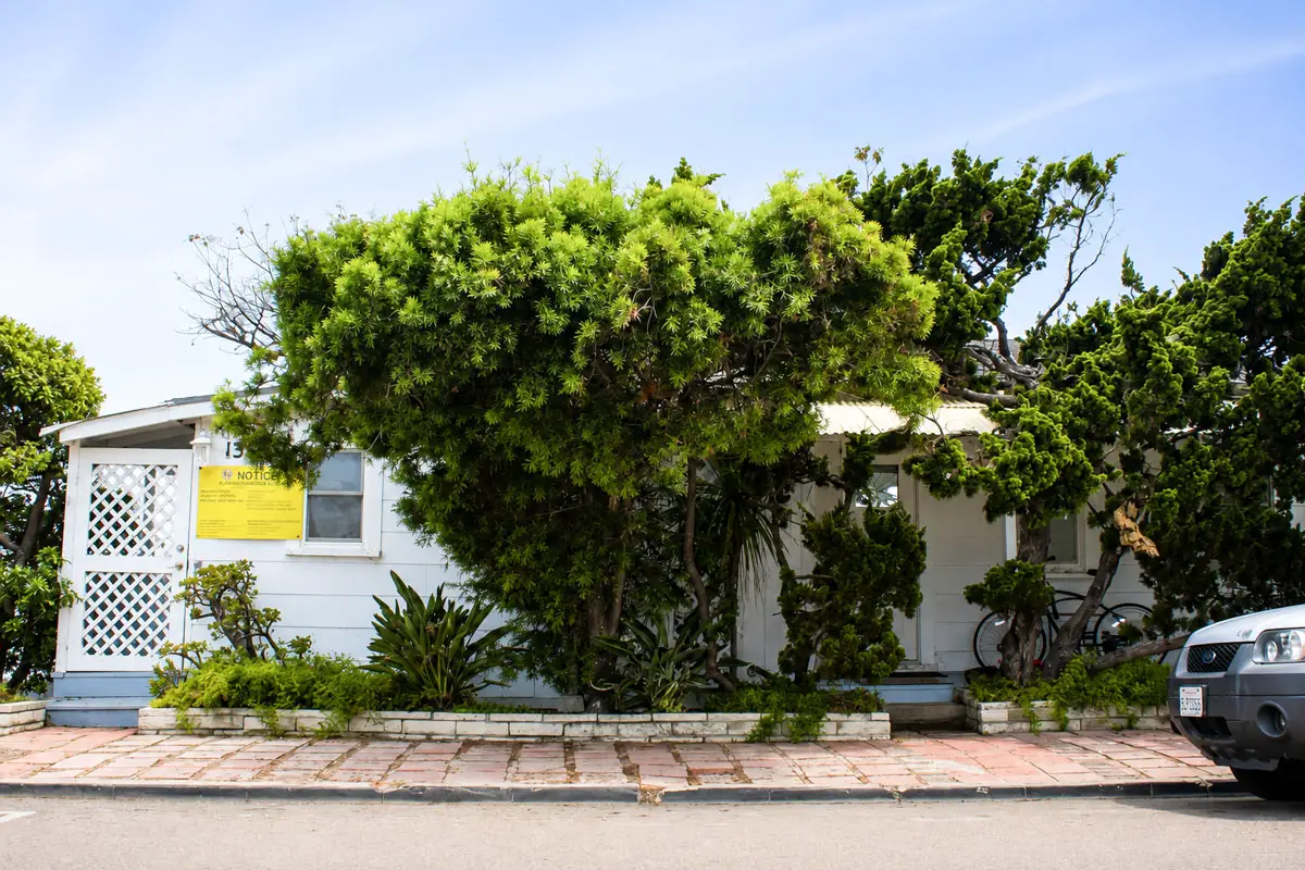 An existing apartment building at 1323 S. Pacific St. in Oceanside would be demolished under a proposal to construct a new three-story condominium building with five units. Photo by Samantha Nelson