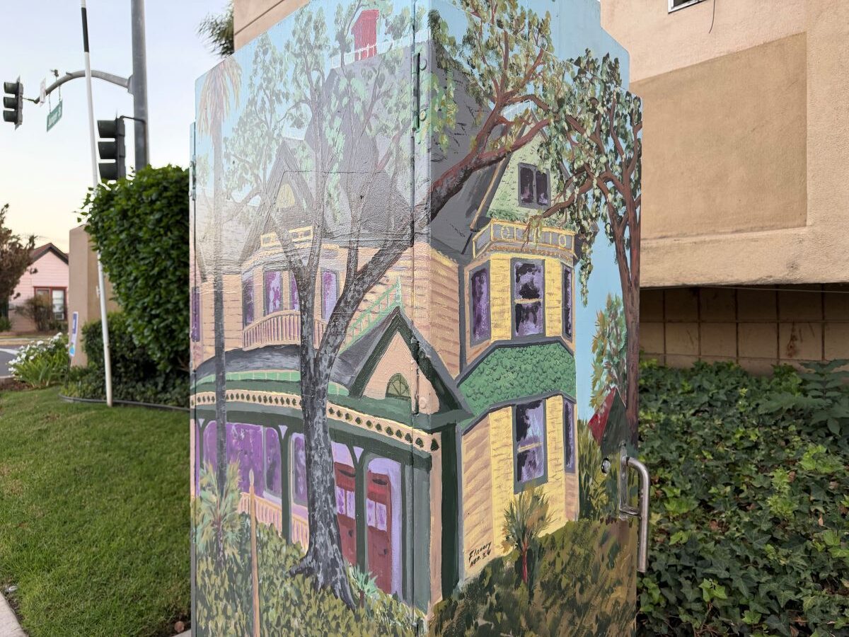 A traffic box at the corner of Juniper Street and Fifth Avenue depicts the historic Albert H. Beach Home, located two blocks away. Photo by Samantha Nelson
