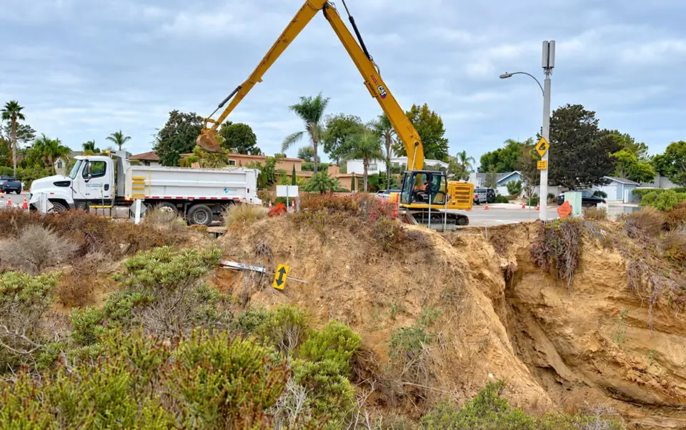 Crews repair an eroded slope along Del Mar Heights Road after a deteriorating storm drain pipe failed, damaging the sidewalk. Courtesy photo/City of San Diego