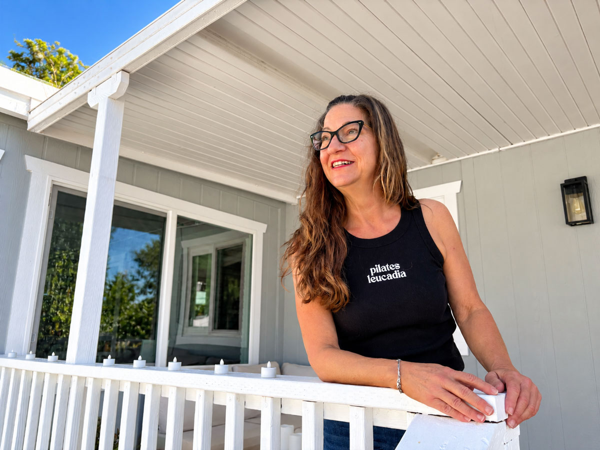 Gina Gennette outside her home at Riviera Mobile Home Park in Leucadia. Gennette criticized steep space rent increases as “predatory” and urged the Encinitas City Council to adopt stronger protections for mobile homeowners. Photo by Jordan P. Ingram