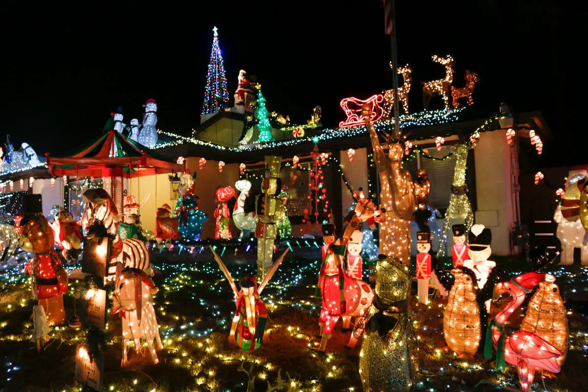 Knob Hill Christmas lights